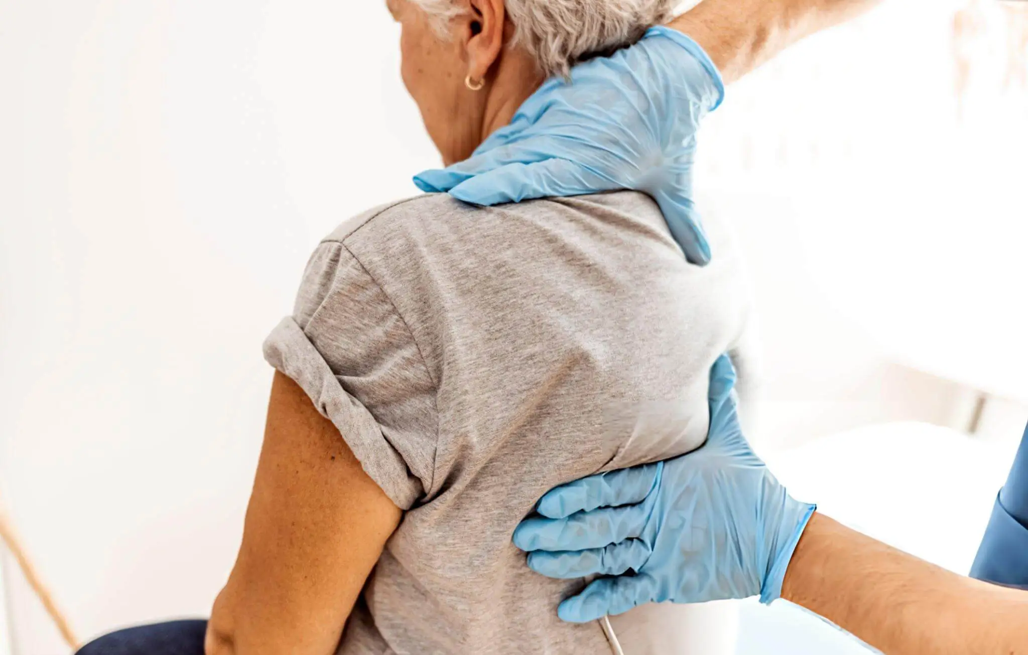 Healthcare professional in blue gloves handling umbilical cord tissue in a sterile lab, symbolizing the origin of stem cells and exosomes.