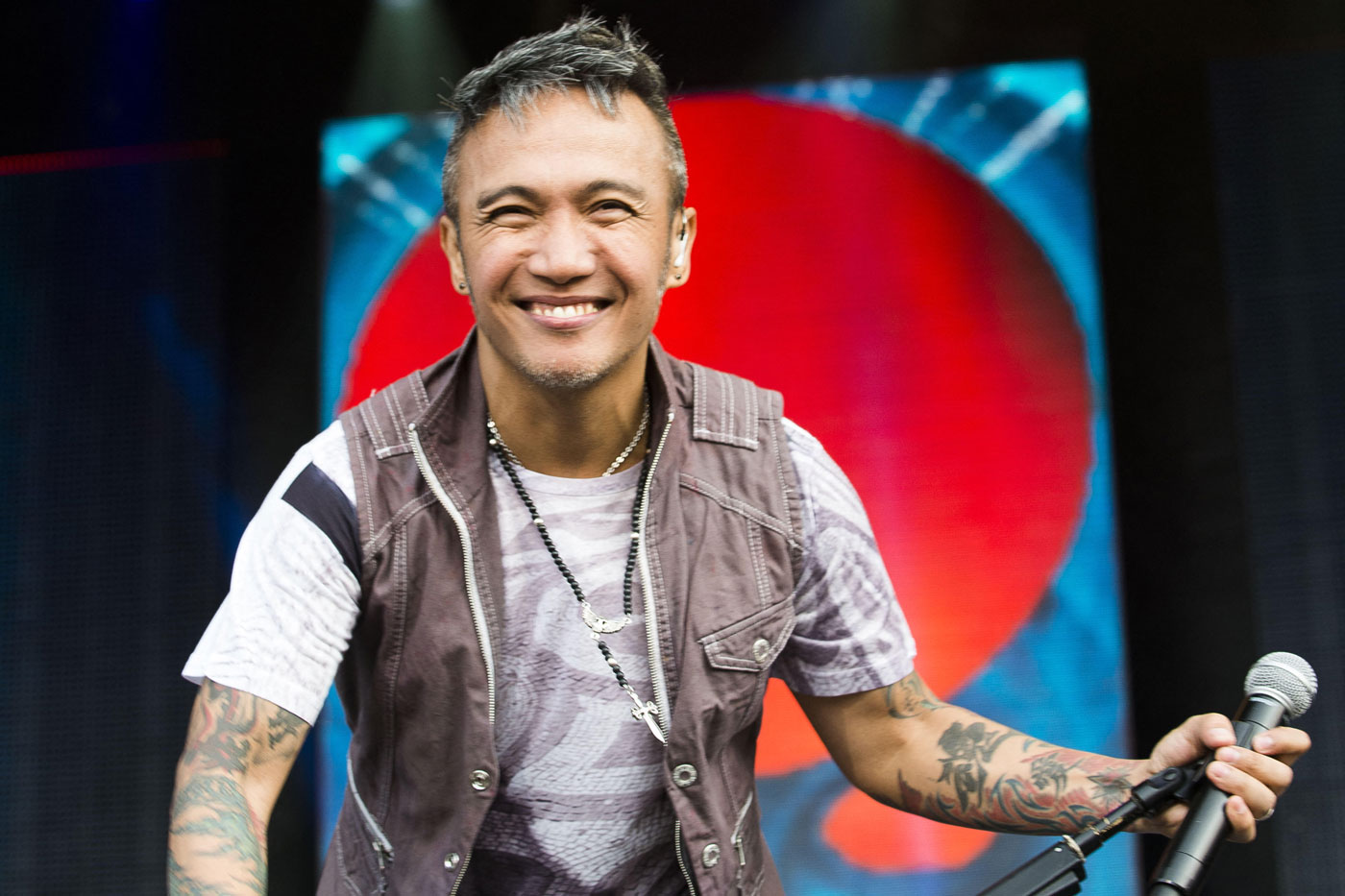 Gallery image of Arnel Pineda promoting R3 Stem Cell regenerative therapies